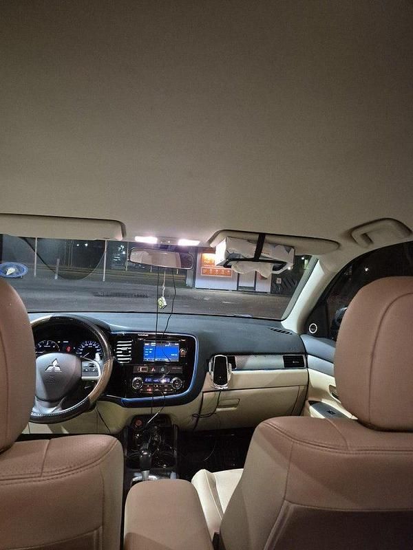 Grå Begagnad 2013 Mitsubishi Outlander SUV | 110 000 kr (Marknadspris) - Bild 1/4