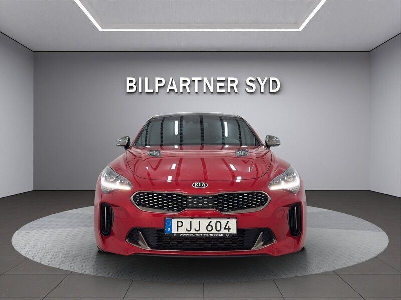 Röd Begagnad 2018 Kia Stinger Halvkombi | 329 900 kr (Marknadspris) - Bild 1/4