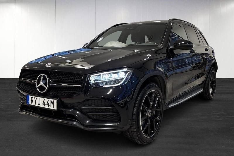 Svart Begagnad 2022 Mercedes GLC300 AMG SUV | 419 900 kr (Marknadspris) - Bild 1/4