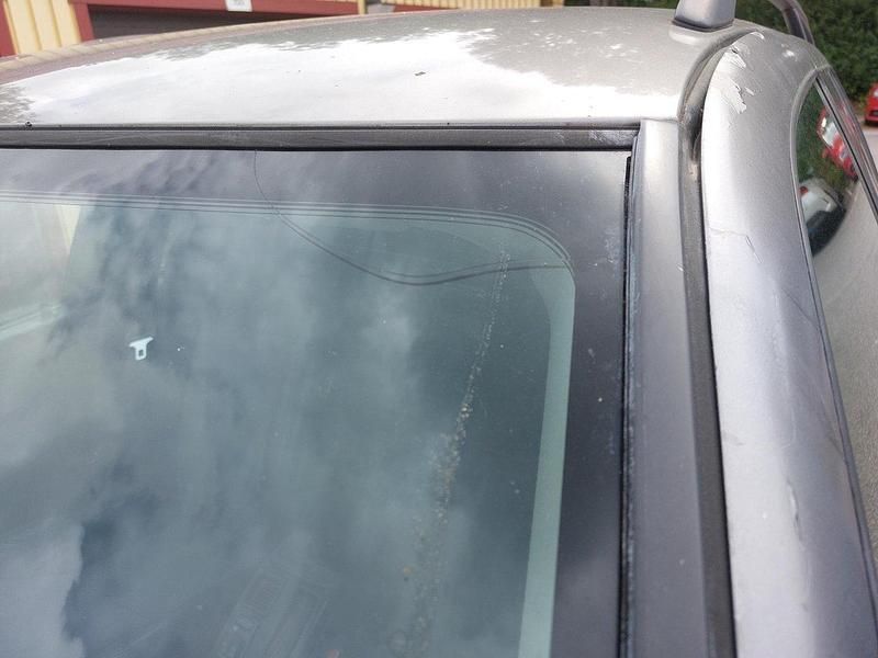 Grå Begagnad 2005 Saab 9-5 Vector Kombi | 17 000 kr (Marknadspris) - Bild 1/4