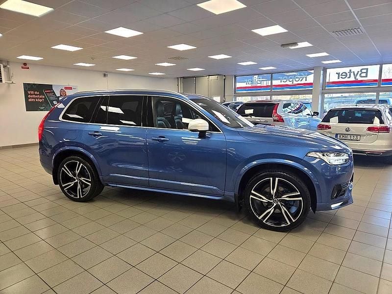 Blå Begagnad 2018 Volvo XC90 R-Design SUV | 408 500 kr (Marknadspris) - Bild 1/4