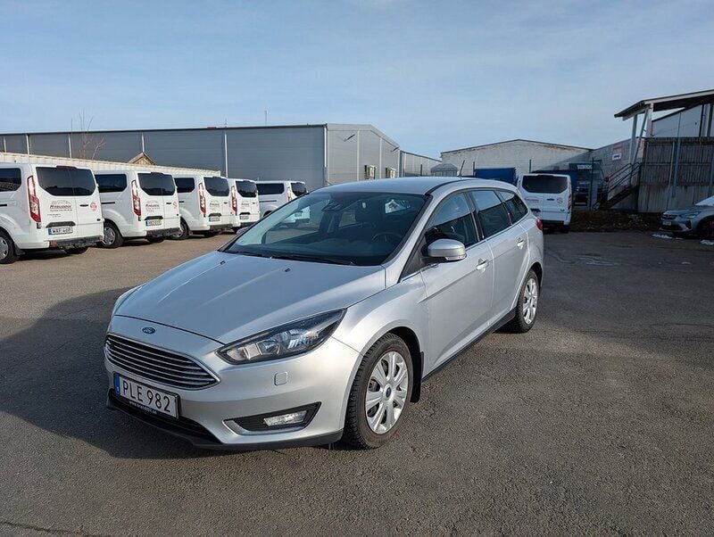 Grå Begagnad 2017 Ford Focus Titanium Kombi | 79 900 kr (Bra pris) - Bild 1/4