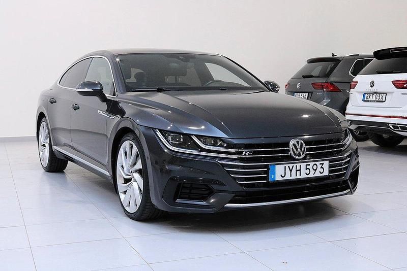 Mörkgrå (grå) Begagnad 2018 VW Arteon Halvkombi | 279 900 kr (Marknadspris) - Bild 1/4