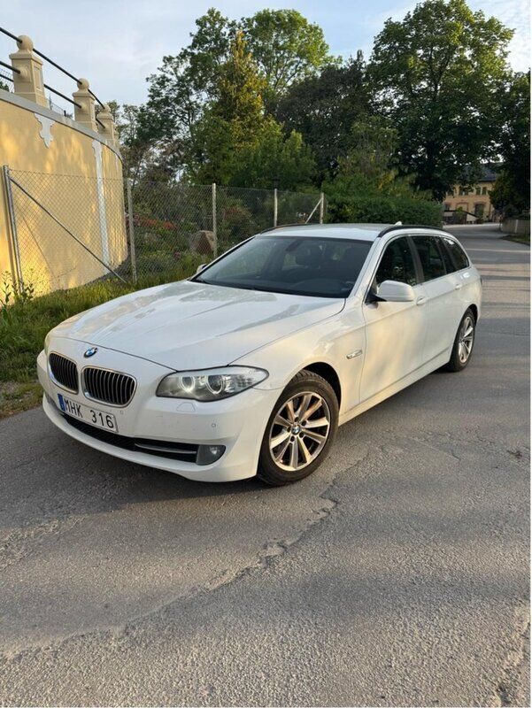 Vit Begagnad 2012 BMW 520 Kombi | 98 000 kr (Marknadspris) - Bild 1/4