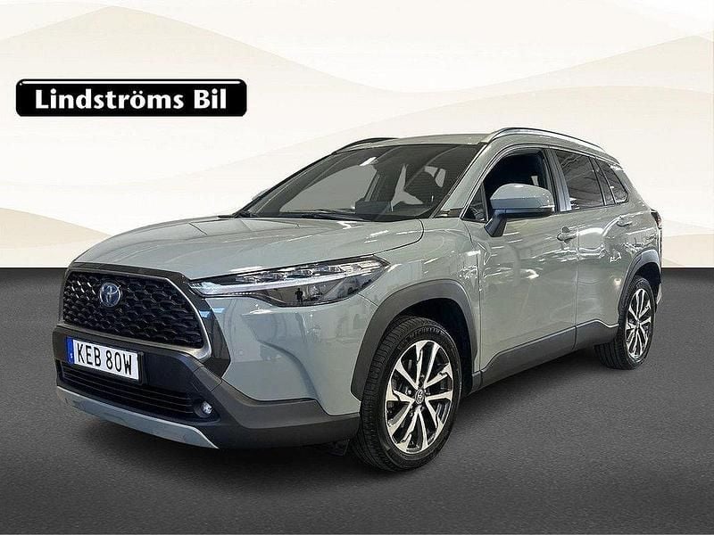 Grön Begagnad 2023 Toyota Corolla Cross SUV | 369 900 kr (Marknadspris) - Bild 1/3