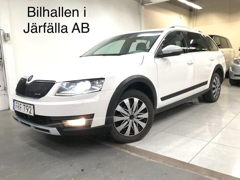 Begagnad Skoda Octavia Scout 184 HK (135 kW) 2015 Vit Kombi