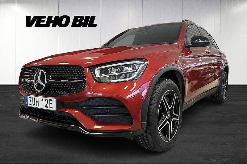 Röd Begagnad 2021 Mercedes GLC300e AMG line SUV | 419 000 kr (Marknadspris) - Bild 1/4