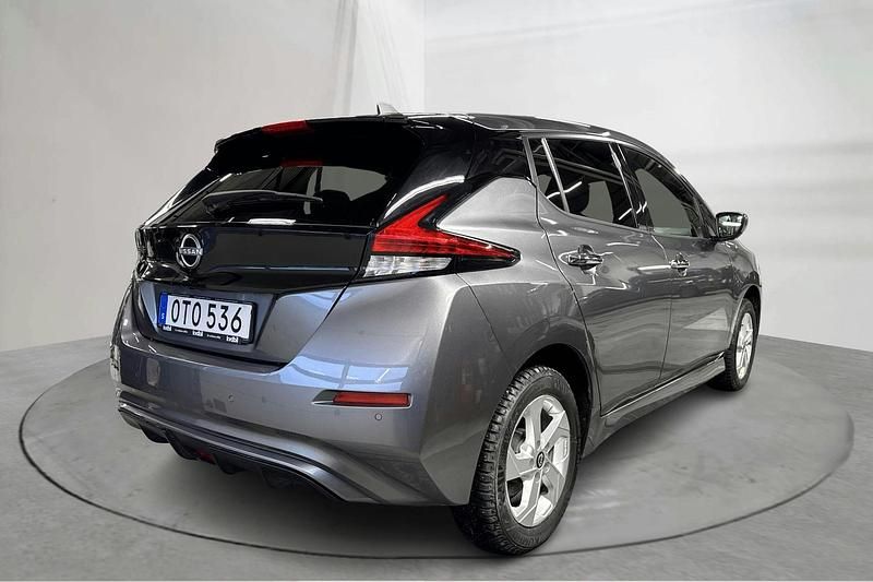 Begagnad Nissan Leaf N-Connecta 160 kW (218 HK) 2023 Grå Halvkombi
