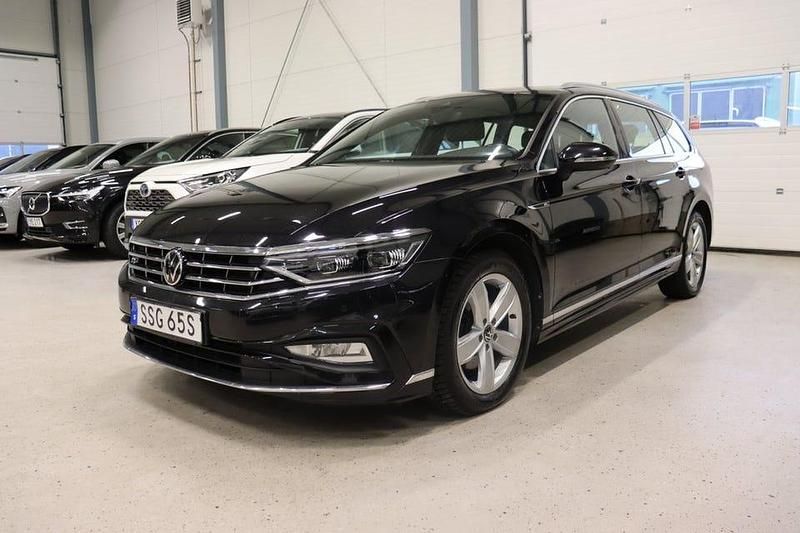 Svart Begagnad 2021 VW Passat R-line Kombi | 318 800 kr (Lite dyr) - Bild 1/4
