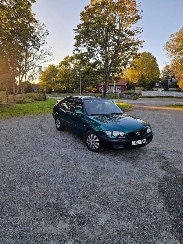 Grön Begagnad 2001 Toyota Corolla Halvkombi | 22 000 kr (Marknadspris) - Bild 1/4