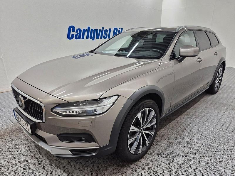 Grå (pebble grey metallic) Begagnad 2021 Volvo V90 CC Kombi | 449 000 kr (Lite dyr) - Bild 1/4