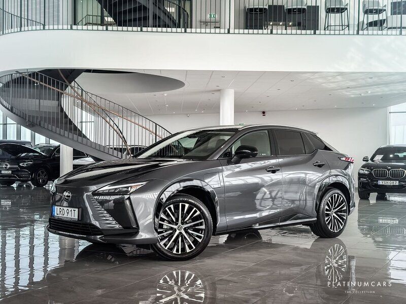 Grå Begagnad 2023 Lexus RZ 450e Luxury Line SUV | 589 000 kr - Bild 1/4
