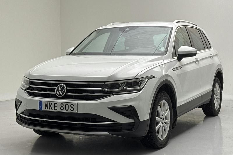Vit Begagnad 2022 VW Tiguan SUV | 319 800 kr (Bra pris) - Bild 1/4