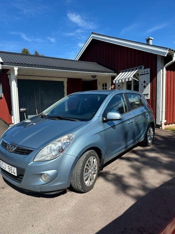 Blå Begagnad 2012 Hyundai i20 Premium Halvkombi | 35 000 kr (Bra pris) - Bild 1/3