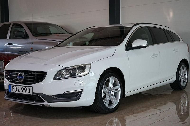 Vit Begagnad 2014 Volvo V60 Momentum Kombi | 99 500 kr (Marknadspris) - Bild 1/4