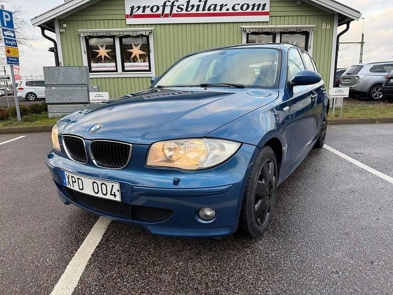 Blå Begagnad 2006 BMW 116 Advantage Halvkombi | 39 900 kr (Marknadspris) - Bild 1/4
