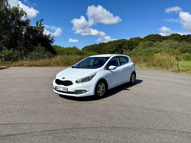 Vit Begagnad 2013 Kia Ceed Comfort Halvkombi | 64 999 kr (Marknadspris) - Bild 1/4