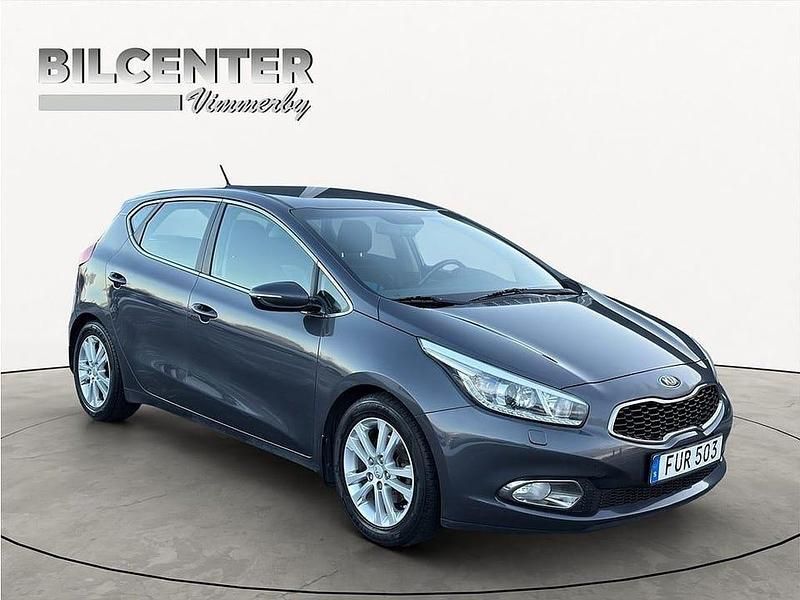 Grå Begagnad 2015 Kia Ceed Halvkombi | 89 500 kr (Marknadspris) - Bild 1/4