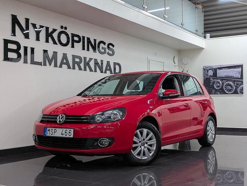 Röd Begagnad 2012 VW Golf VII Halvkombi | 74 900 kr (Marknadspris) - Bild 1/4