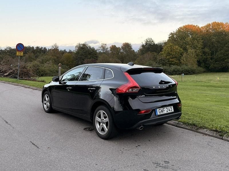 Svart Begagnad 2016 Volvo V40 Momentum Kombi | 119 000 kr (Bra pris) - Bild 1/4