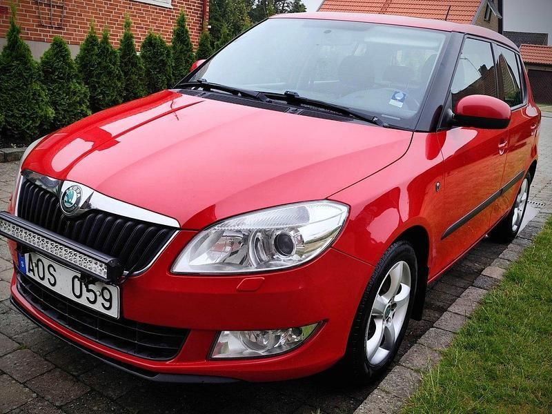 Röd Begagnad 2012 Skoda Fabia Elegance Halvkombi | 46 900 kr (Marknadspris) - Bild 1/4
