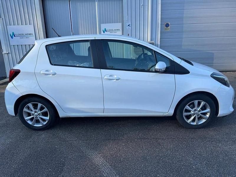 Vit Begagnad 2015 Toyota Yaris Active Halvkombi | 33 000 kr (Superpris) - Bild 1/4