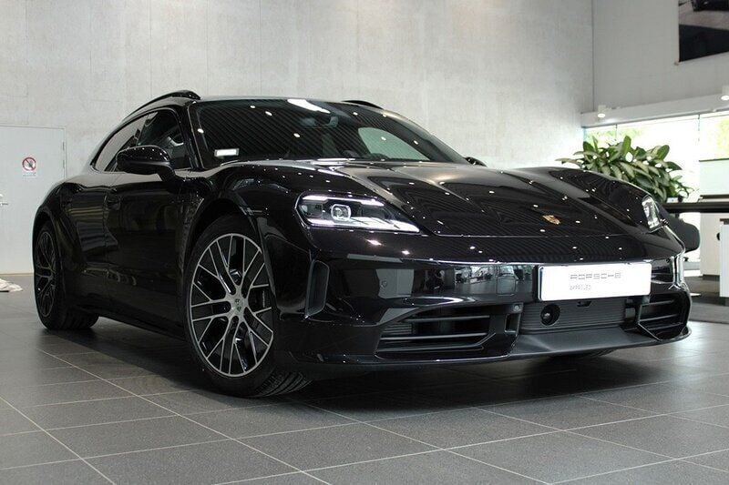 Svart Ny 2024 Porsche Taycan Sport Turismo Sedan | 1 579 800 kr (Dyr) - Bild 1/4