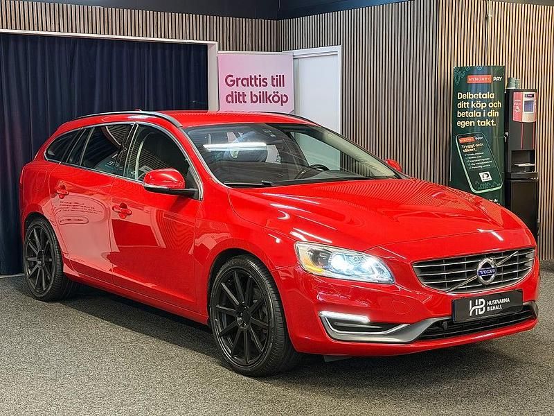 Röd Begagnad 2013 Volvo V60 Momentum Kombi | 139 900 kr (Marknadspris) - Bild 1/4