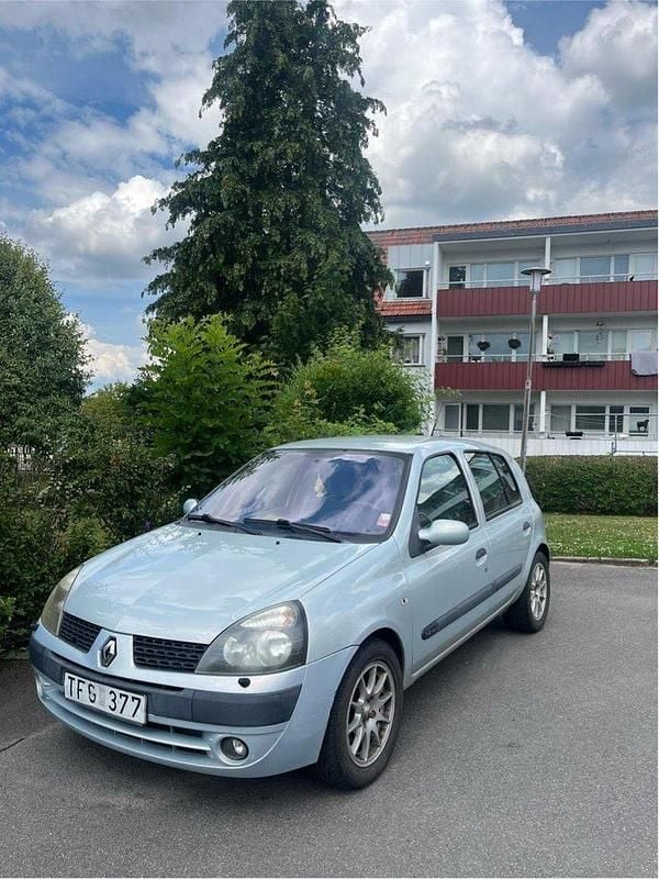 Grå Begagnad 2003 Renault Clio II Halvkombi | 15 000 kr (Marknadspris) - Bild 1/4