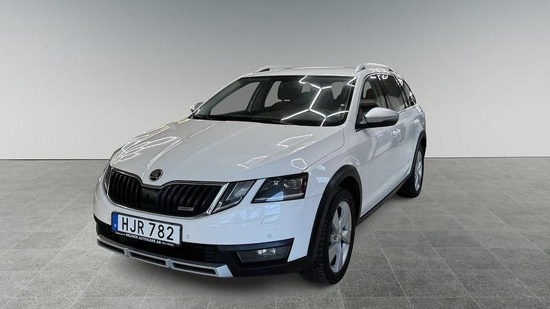 Vit Begagnad 2018 Skoda Octavia Scout Kombi | 195 000 kr (Marknadspris) - Bild 1/4