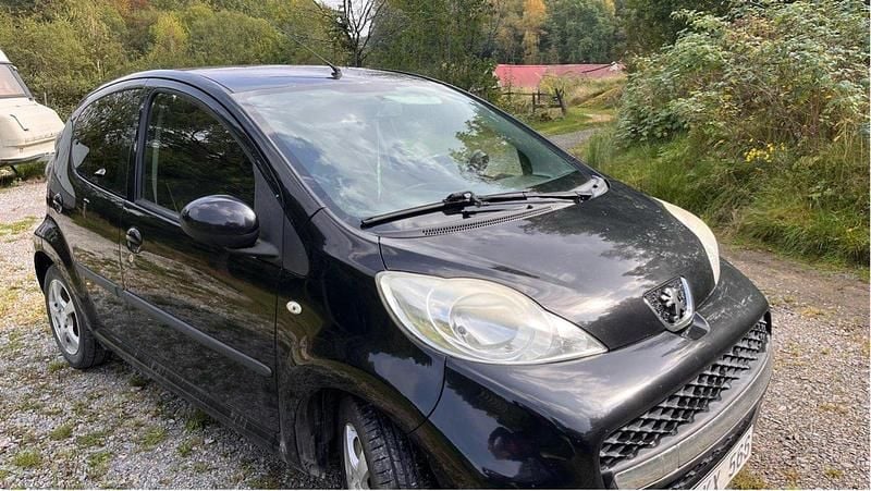 Svart Begagnad 2011 Peugeot 107 Halvkombi | 29 500 kr (Marknadspris) - Bild 1/4