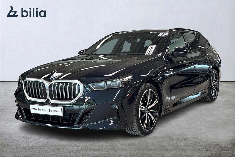 Svart Begagnad 2025 BMW 530e M Sport Kombi | 714 900 kr (Marknadspris) - Bild 1/4