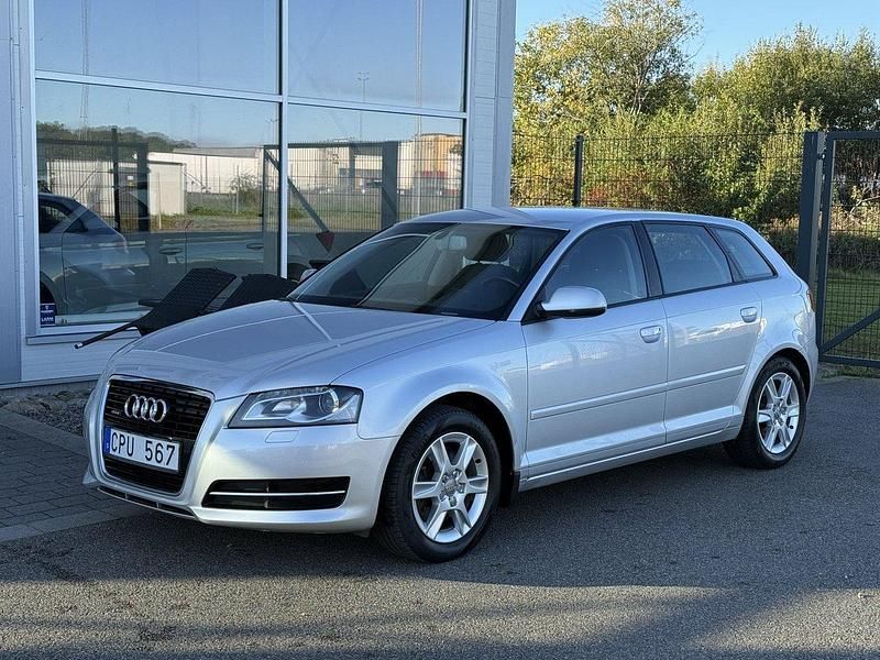 Silver Begagnad 2012 Audi A3 Sportback Attraction Halvkombi | 89 800 kr (Marknadspris) - Bild 1/4