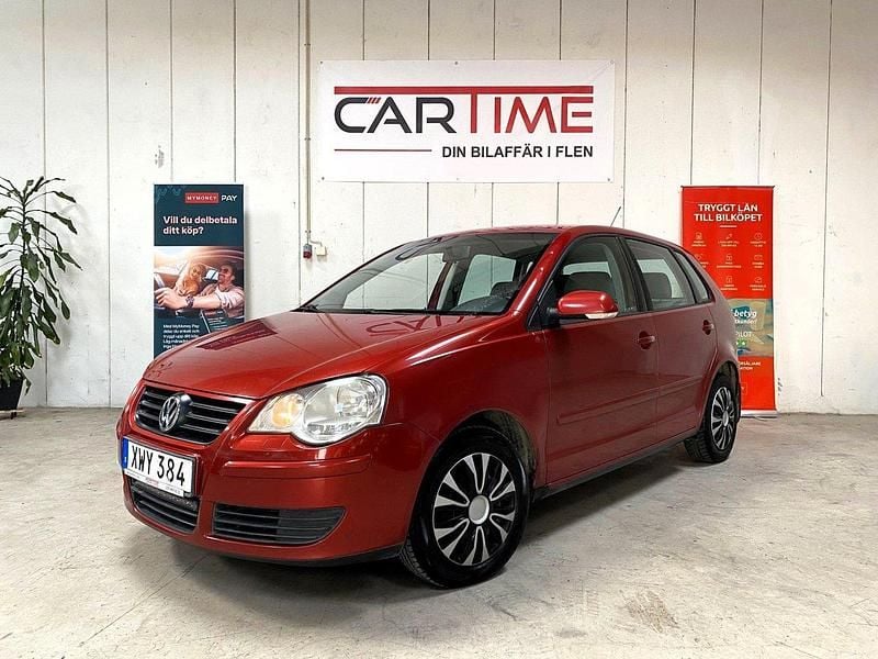Ljusröd Begagnad 2006 VW Polo Comfortline Halvkombi | 21 900 kr (Marknadspris) - Bild 1/4