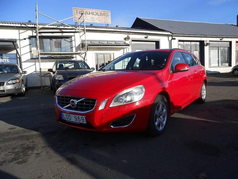 Röd Begagnad 2011 Volvo V60 Momentum Kombi | 59 500 kr (Marknadspris) - Bild 1/4