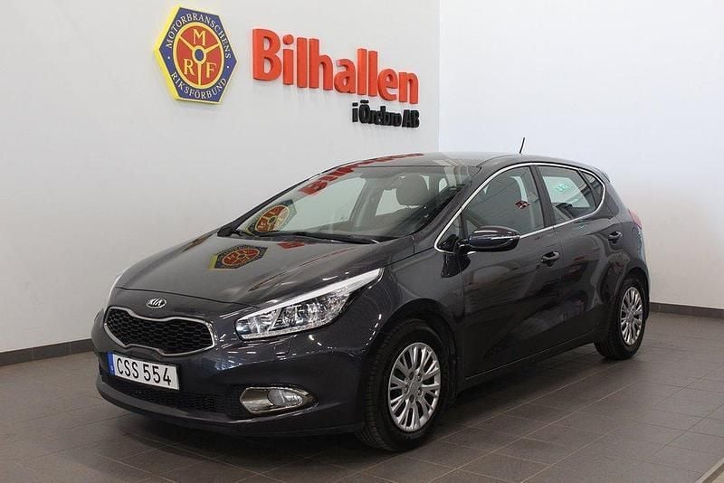 Grå Begagnad 2015 Kia Ceed Comfort Halvkombi | 89 900 kr (Marknadspris) - Bild 1/4