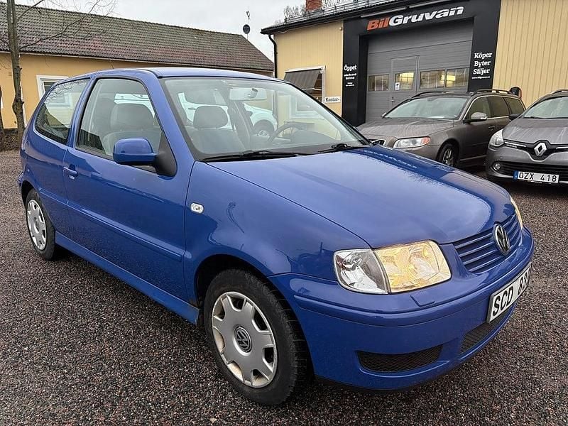 Blå Begagnad 2000 VW Polo Halvkombi | 39 900 kr - Bild 1/4