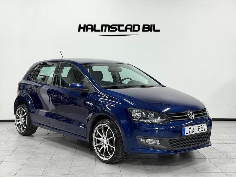 Mörkblå Begagnad 2010 VW Polo Halvkombi | 79 500 kr (Marknadspris) - Bild 1/4