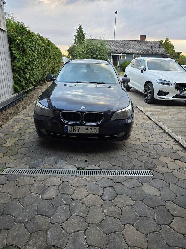 Blå Begagnad 2009 BMW 520 Kombi | 55 000 kr (Marknadspris) - Bild 1/3