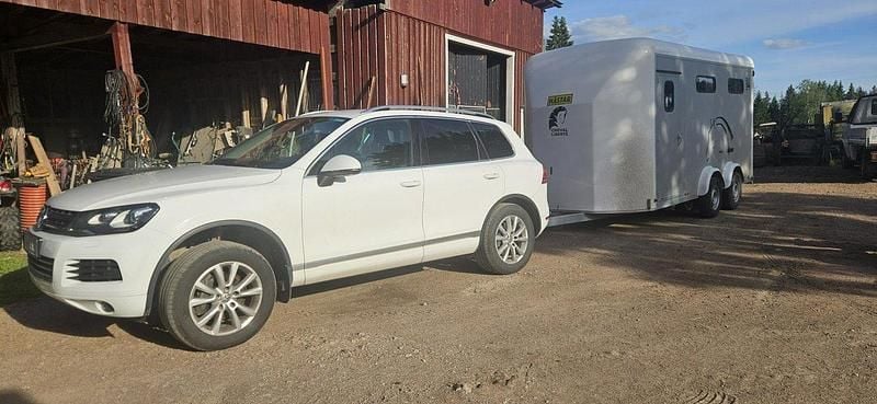 Vit Begagnad 2014 VW Touareg SUV | 145 000 kr (Marknadspris) - Bild 1/4
