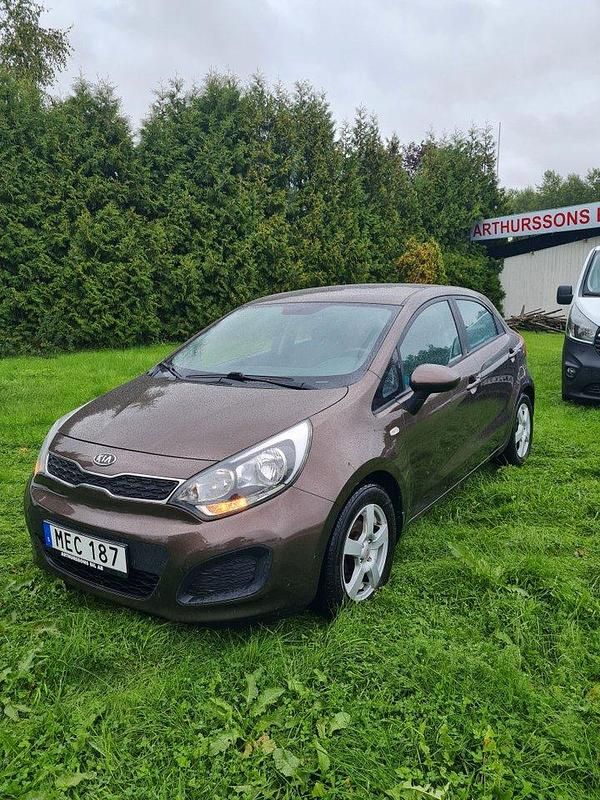 Brun Begagnad 2011 Kia Rio Halvkombi | 54 000 kr (Lite dyr) - Bild 1/4
