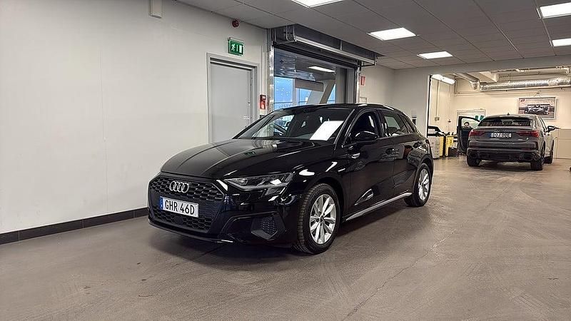 Svart Begagnad 2023 Audi A3 Sportback Proline Halvkombi | 274 000 kr (Marknadspris) - Bild 1/4