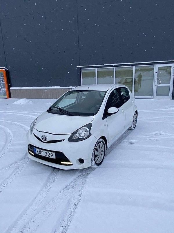 Vit Begagnad 2014 Toyota Aygo Halvkombi | 58 000 kr (Marknadspris) - Bild 1/4