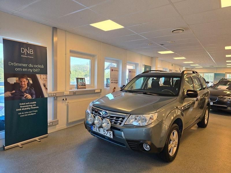Ljusgrön (grön) Begagnad 2012 Subaru Forester SUV | 109 900 kr (Marknadspris) - Bild 1/4