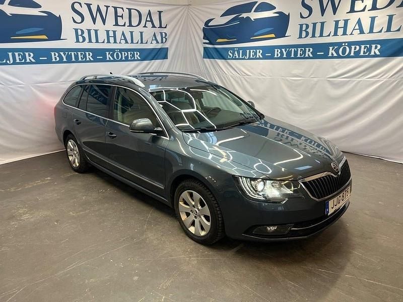 Grå Begagnad 2014 Skoda Superb Elegance Kombi | 119 800 kr (Marknadspris) - Bild 1/4