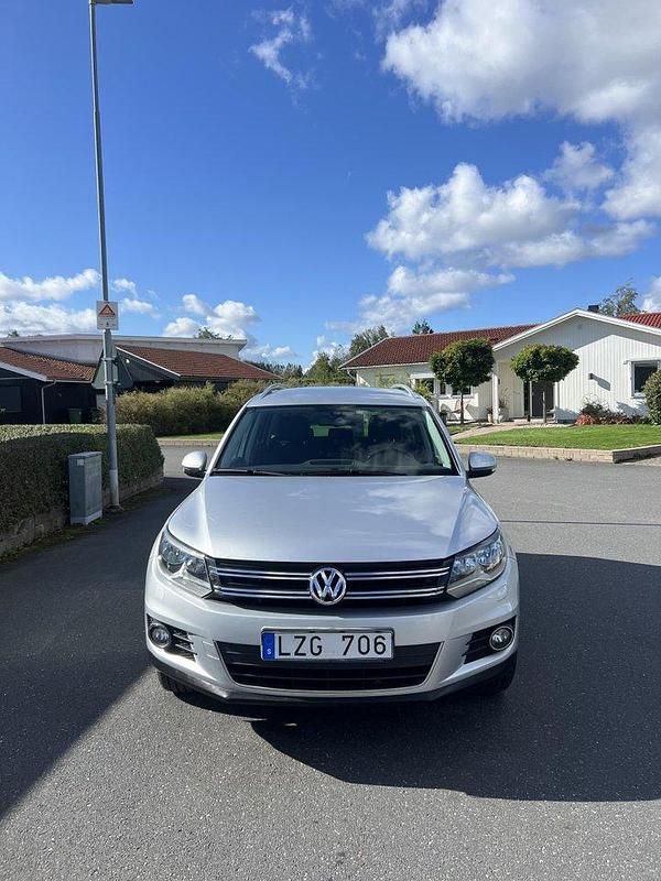 Grå Begagnad 2012 VW Tiguan Sportline SUV | 89 000 kr (Marknadspris) - Bild 1/4