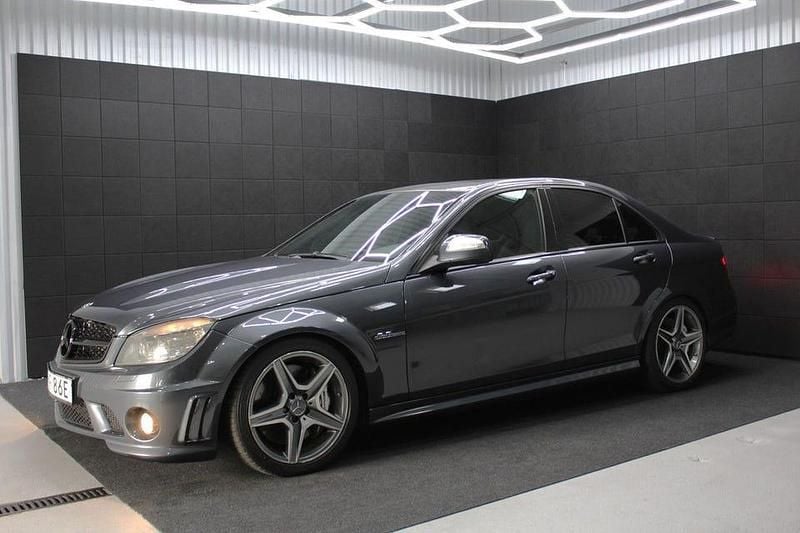 Mörkgrå (grå) Begagnad 2010 Mercedes C63 AMG AMG Sedan | 319 000 kr (Bra pris) - Bild 1/4