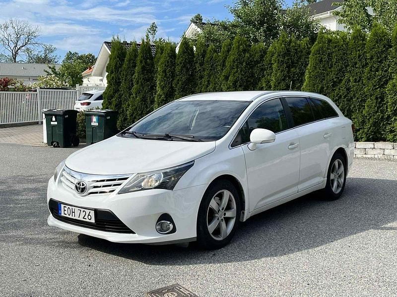 Vit Begagnad 2012 Toyota Avensis Executive Kombi | 82 900 kr (Marknadspris) - Bild 1/4