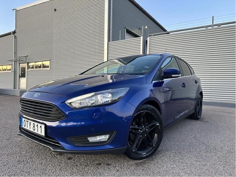 Blå Begagnad 2015 Ford Focus Titanium Halvkombi | 82 000 kr (Bra pris) - Bild 1/4
