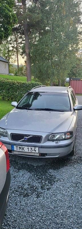 Grå Begagnad 2002 Volvo V70 Kombi | 35 000 kr (Marknadspris) - Bild 1/4